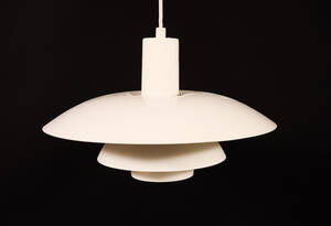 Poul Henningsen. Taklampa PH5, diameter 45 cm.