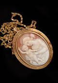Camé i guld med collier