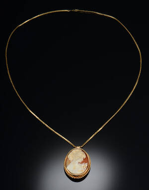 Camé vedhæng af 14 kt guld.