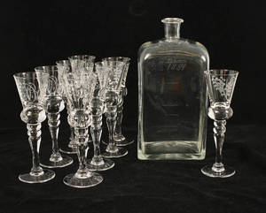 Brännvinsflaska samt 9 st snapsglas 181900-tal 10