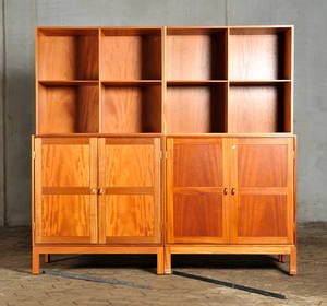 Christian Hvidt f. 1946 for Søborg møbler. Skabe samt reoler af massiv mahogni. 44