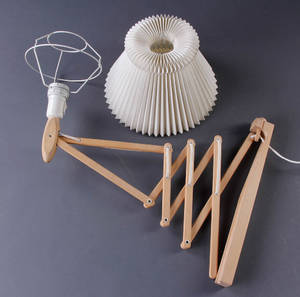 Le Klint. Sakselampe, eg - model 334. Formgiver Erik Hansen.