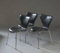 Arne Jacobsen, Tre stole, model 3107, betrukket med sort læder 3
