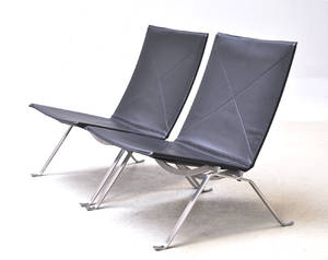 Poul Kjærholm 1929 - 1980. Par PK 22 hvilestole med sort Classic læder.