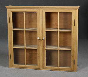 Vitrineskab, afsyret fyrretræ
