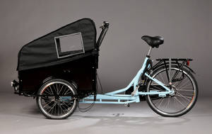 Lyseblålakeret ladcykel med stor transportkasse