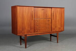 Dansk Møbelproducent Høj skænk af teak.