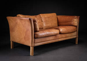 Dansk møbelproducent. To-pers. sofa betrukket med bøffellæder
