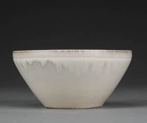 Saxbo. Skål af porcelæn med lys glasur