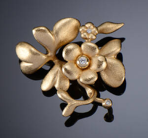 Ole Lynggaard. Blomsterlås, 18 kt. guld med brillanter