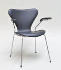 Arne Jacobsen 1902 - 1971. Armstol, model 3207 i nybetrukket sort læder