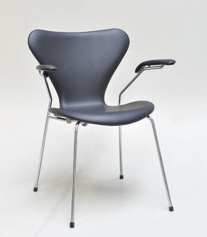 Arne Jacobsen 1902 - 1971. Armstol, model 3207 i nybetrukket sort læder