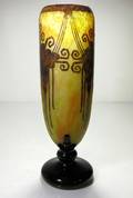 Kameenvase mit Traubendekor