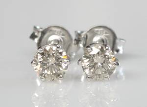 Par brillantørestikker, ca. 0.58 ct. 2