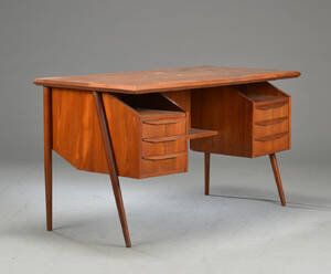 Ubekendt møbelproducent. Skrivebord af teak.  Denne vare er sat til omsalg under nyt varenummer 4306193