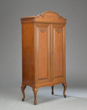 Skab af finerede egetræ 