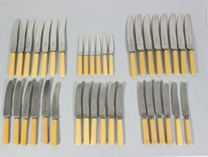 Knivar, 39 st, rostfritt benimitation, troligen England, 1900-talets mitt
