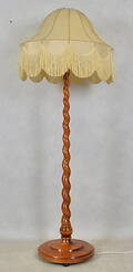 GOLVLAMPA, trä, barockstil, 1900-talets andra hälft.