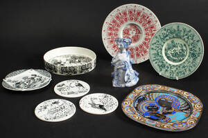 Bjørn Wiinblad. Figur nr. M11, blåhvid glasur samt fade mm.9