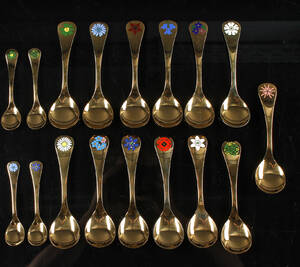 Georg Jensen. Samling juleskeer og teskeer af forgyldt sølv 17 7