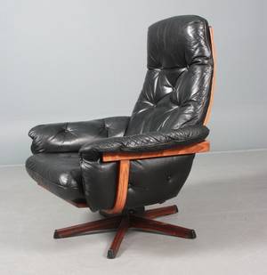 Svensk designet hvilestol i sort læder m. fempasfod i palis..
