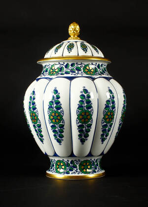 Låg krukke med blomsterdekoration 