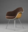 Ray og Charles Eames. Armstol, model DAX, Karry-farvet glasfiber med forsidepolstring  