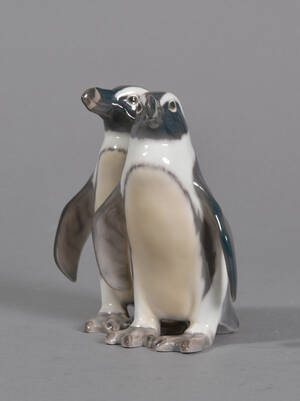 Bing Grøndahl. Pingviner, figur, nr. 2245 1. sort.