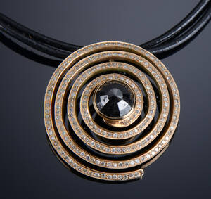 Vedhæng af guld med diamanter 