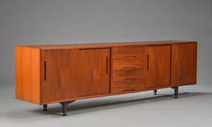 Dansk Møbelproducent. Lav skænk af teak. 