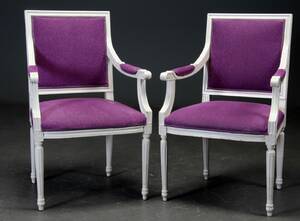 Par armstole, gustaviansk stil, lillafarvet stof. 1900-tallet 2 Denne vare er sat til omsalg under nyt varenummer 4927070