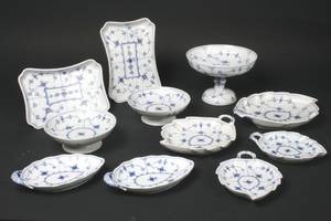 Royal Copenhagen Musselmalet, fade og opsatser 11 dele, 1. sort 11 Denne auktion er annulleret - se nu vare 1918140