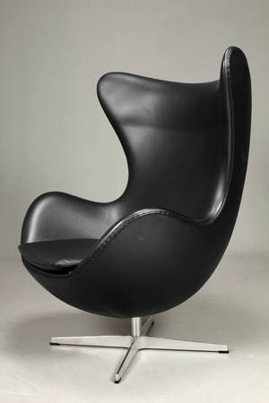 Arne Jacobsen 1902-1971. Hvilestol Ægget, sort anilinlæder
