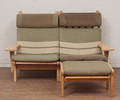 Hans J. Wegner 1914 - 2007. To hvilestole  Modul sofa model GE-375 samt skammel 3