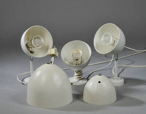 Asger BC. Fire diverse væglamper samt løs skærm. 5