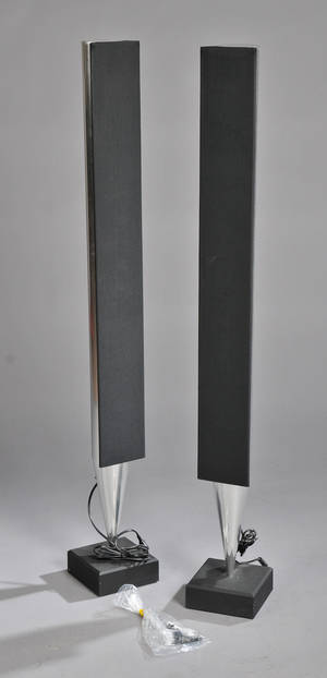 Bang Olufsen. Par BeoLab 8000 højttalere.