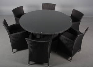 Havemøbler. Seks havestole samt rundt bord, sort polyrattan, aluminium stel. 7