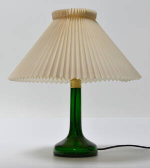 Gunnar Biilmann-Petersen for Le Klint Holmegaard. Bordlampe af grønt glas, model 343