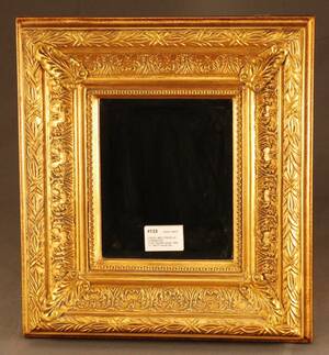 SPEGEL MED FÖRGYLLD TRÄRAM OCH FACETTSLIPAT GLAS, 1900-TAL, MÅTT 34X38 CM