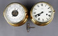 Schatz. Skibsur samt barometer af messing 2