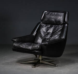 Langfeld Design. Lænestol betrukket med skai og læder 