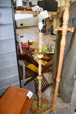 Golvlampa i onyx