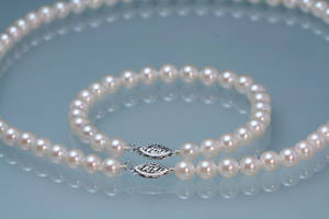 Akoya-Perlenkette und Perlarmband mit Verschlüssen aus Weißgold  2 