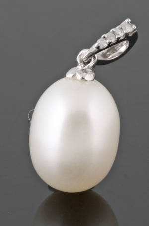 9K gold fresh water diamond pendant approx. 0.03ct