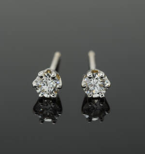 Et par solitaire ørestikker af hvidguld med brillanter, ca. 0.20 ct., 14 kt. hvidguld