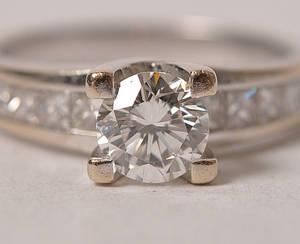 Brillant og diamantring, ca. 1,35 ct