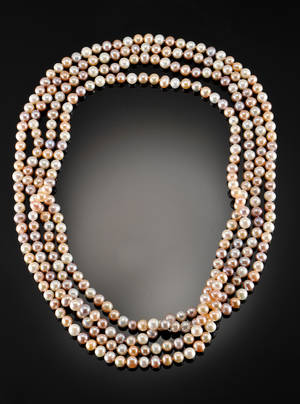 Lang halskæde af ferskvandskulturperler