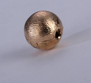 Ole Lynggaard. Kuglelås af 14 kt. satineret guld Denne vare er sat til omsalg under nyt varenummer 4499404