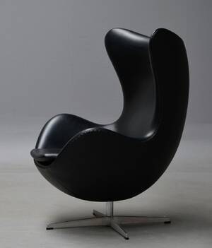 Arne Jacobsen. Lænestol med vippefunktion, model 3316 i sort læder 