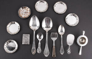 Samling af kuvertaskebægre, bestik m.m. af sølv 14